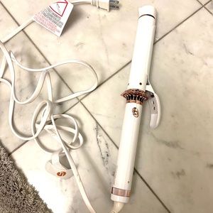 BRAND NEW T3 SINGLEPASS 1.25” CURLING IRON